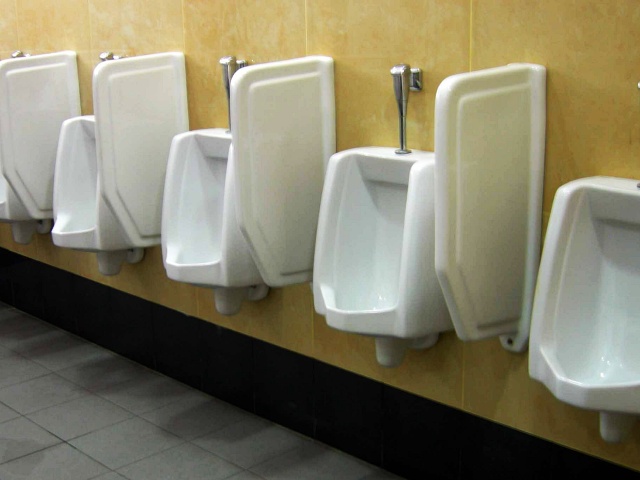Th&ocirc;ng  bồn tiểu nam qu&acirc;n 8 chất lượng