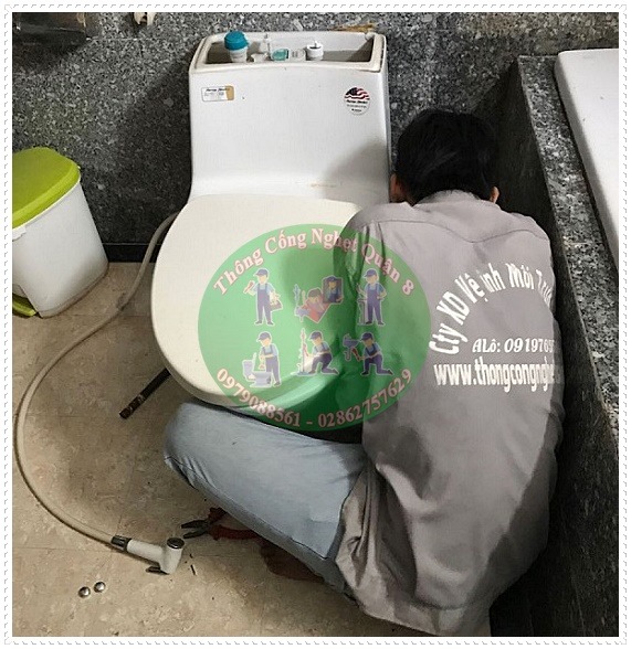 Th&ocirc;ng nghẹt bồn cầu bằng pittong cao su