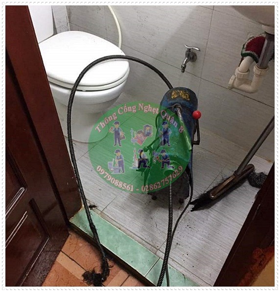 Th&ocirc;ng nghẹt b&ocirc;̀n c&acirc;̀u bằng máy hút bụi đa năng