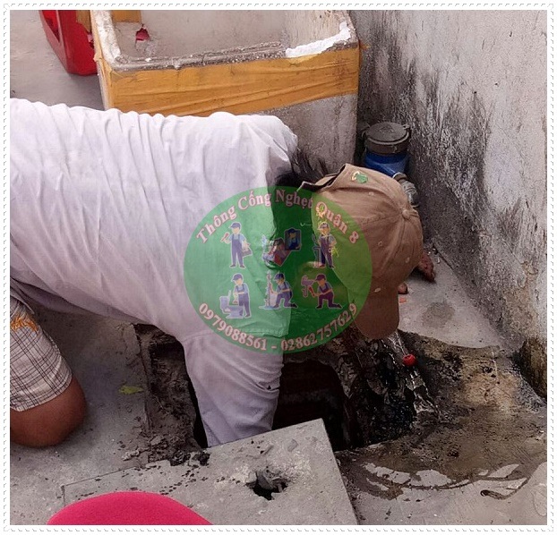 X&acirc;y dựng hầm cầu tự hoại bằng b&ecirc; t&ocirc;ng đ&uacute;c sẵn.