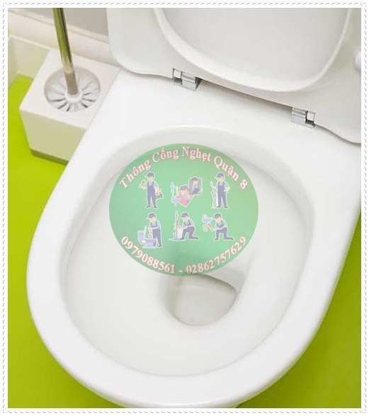 Th&ocirc;ng nghẹt bồn cầu với m&oacute;c treo quần &aacute;o