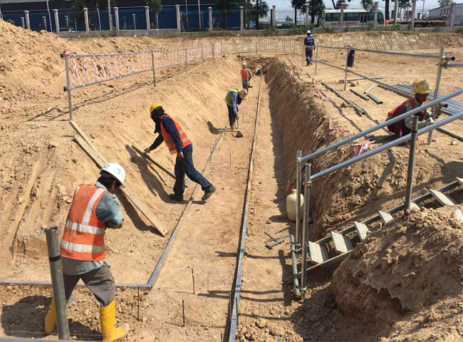 thực hiện đ&agrave;o đường cống tho&aacute;t nước quận 8