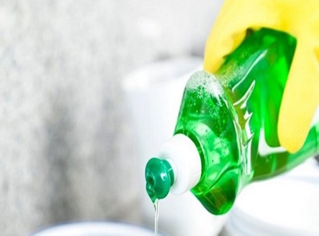 Th&ocirc;ng cống nh&agrave; vệ sinh bị tắc bằng nước s&ocirc;i v&agrave; x&agrave; ph&ograve;ng