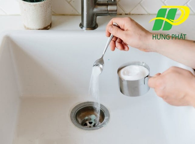 Th&ocirc;ng cống nh&agrave; vệ sinh bị tắc bằng c&aacute;c loại bột th&ocirc;ng cống